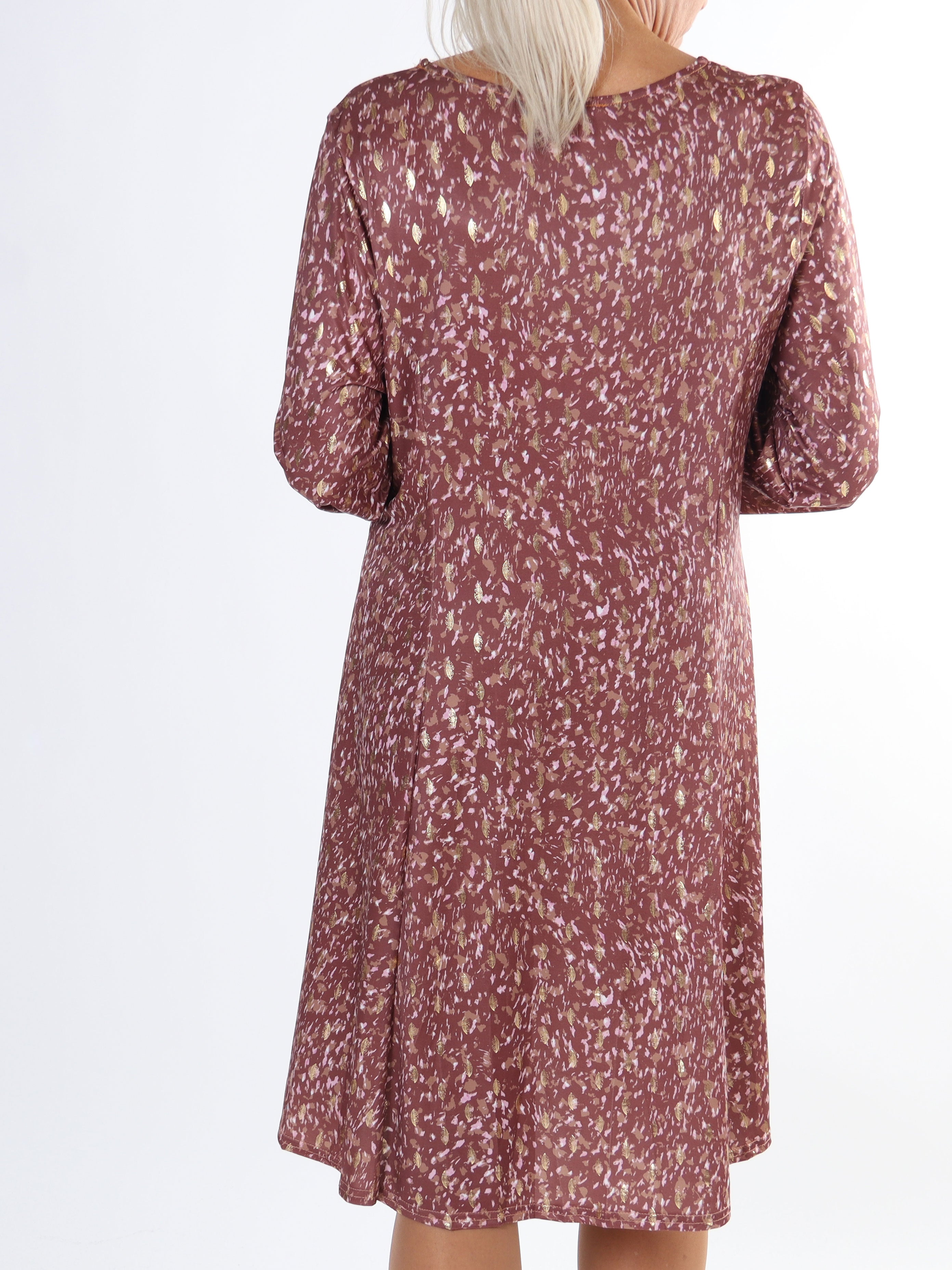 Maj Pattern L/S - Elastisk plus size kjole i print med gulddetaljer